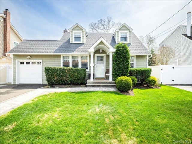  4 BR,  2.00 BTH &nbsp;Cape cod style home in Massapequa