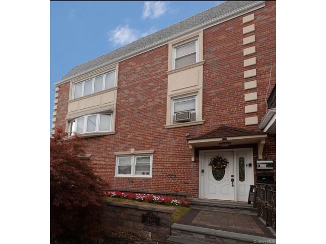  5 BR,  3.00 BTH &nbsp;Contemporary style home in Whitestone