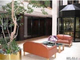  2 BR,  3.00 BTH &nbsp;Other style home in Great Neck