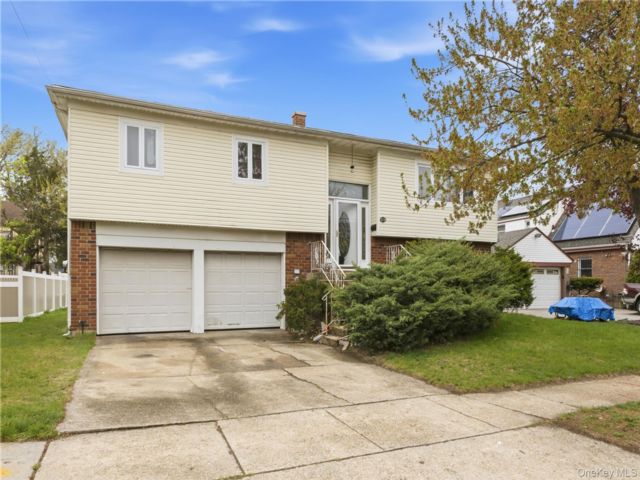  4 BR,  3.00 BTH &nbsp;Raised ranch style home in Addisleigh Park