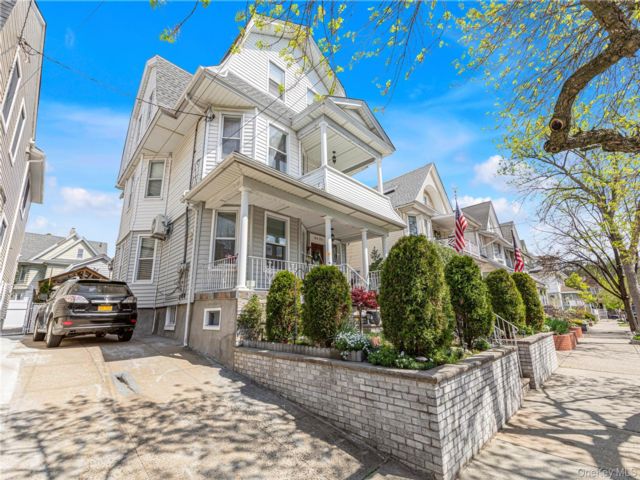  6 BR,  4.00 BTH &nbsp;Victorian style home in Woodhaven