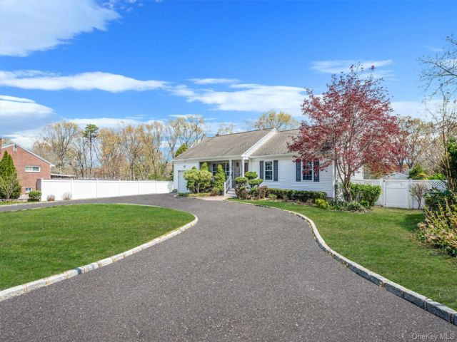  3 BR,  2.00 BTH &nbsp;Ranch style home in Centereach