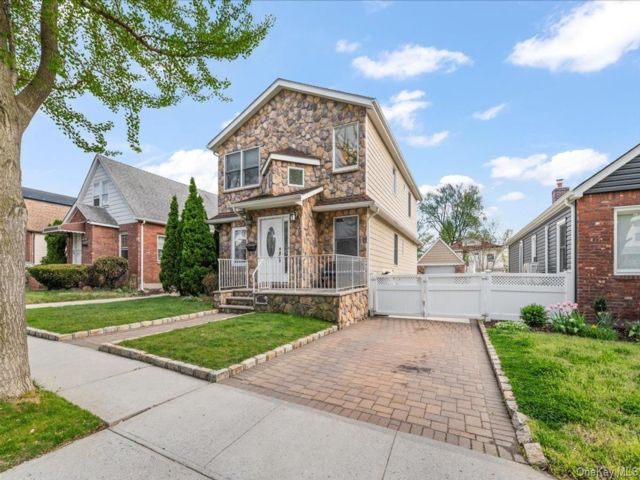  3 BR,  4.00 BTH &nbsp;Colonial style home in Fresh Meadows