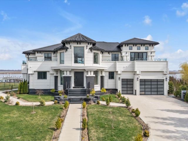  7 BR,  8.00 BTH &nbsp;Modern style home in Hewlett Neck