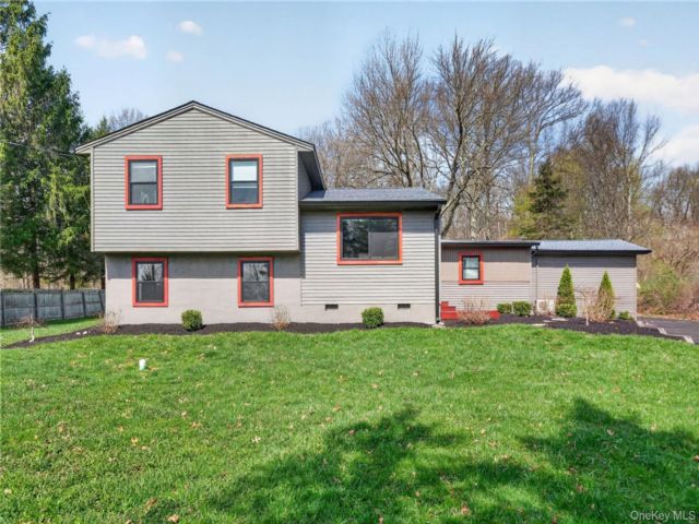  4 BR,  3.00 BTH &nbsp;Split level style home in Wallkill