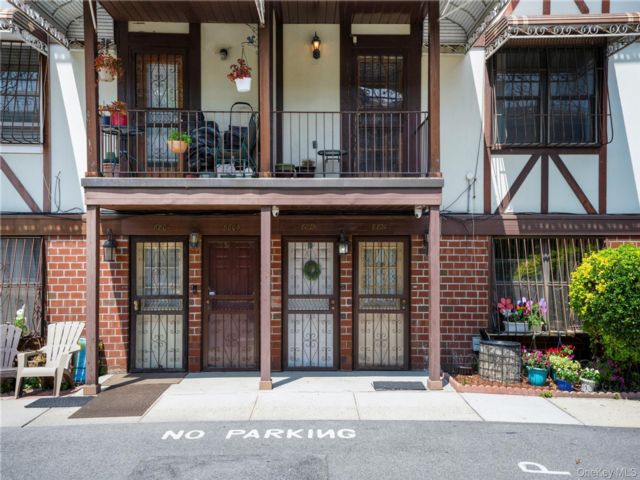  3 BR,  2.00 BTH &nbsp;Condo style home in Longwood