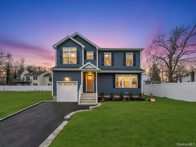  4 BR,  3.00 BTH &nbsp;Colonial style home in Deer Park