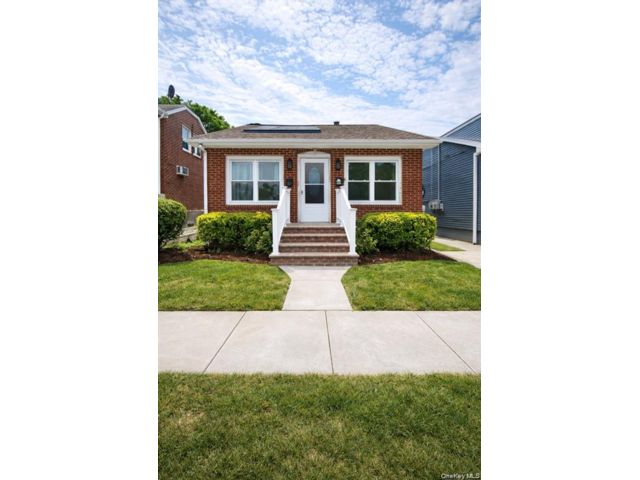  4 BR,  2.00 BTH &nbsp;Cape cod style home in Elmont