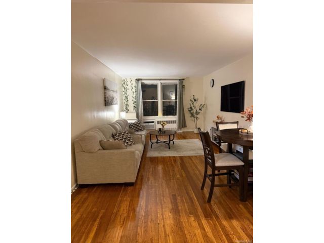  3 BR,  2.00 BTH &nbsp;Other style home in Elmhurst
