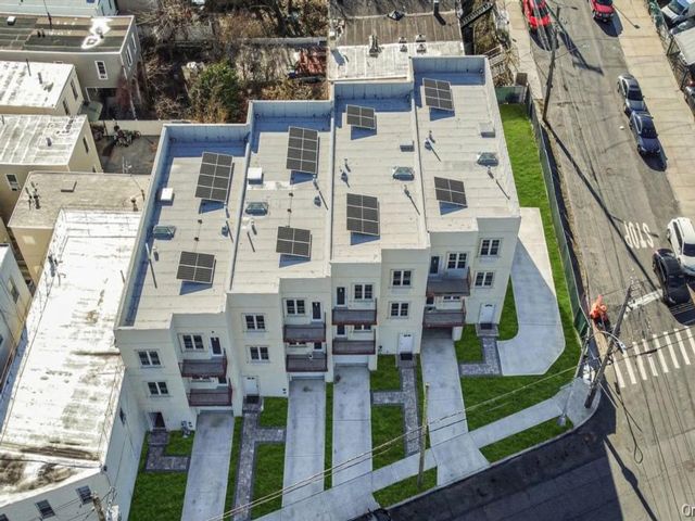  9 BR,  5.00 BTH &nbsp;Other style home in West Farms