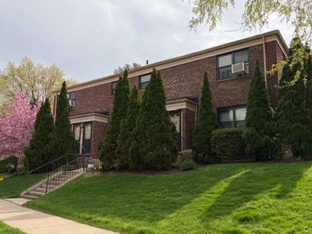  2 BR,  1.00 BTH &nbsp;Garden style home in Bayside