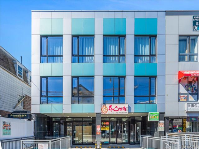  2 BR,  1.00 BTH &nbsp;Contemporary style home in College Point