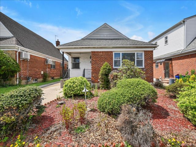  3 BR,  2.00 BTH &nbsp;Ranch style home in Bayside