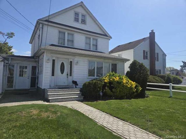  3 BR,  2.00 BTH &nbsp;Colonial style home in Hempstead