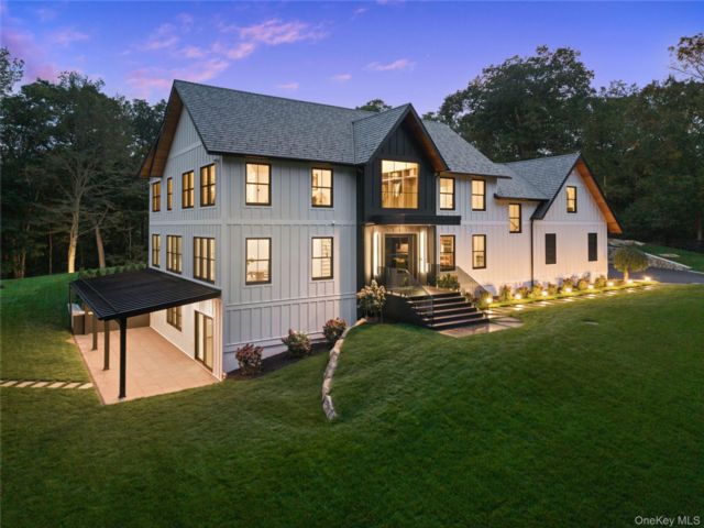  4 BR,  5.00 BTH &nbsp;Colonial style home in South Salem
