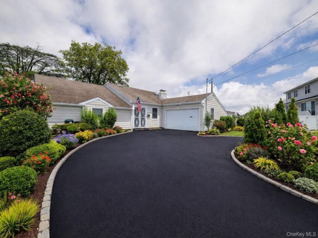  4 BR,  3.00 BTH &nbsp;Exp ranch style home in Oceanside