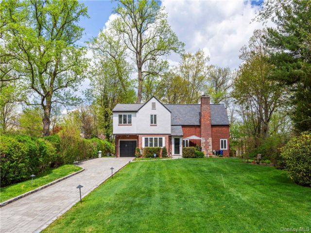  3 BR,  3.00 BTH &nbsp;Colonial style home in Great Neck