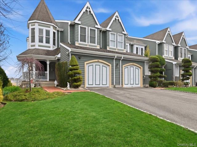  3 BR,  3.00 BTH &nbsp;Condo style home in Amityville