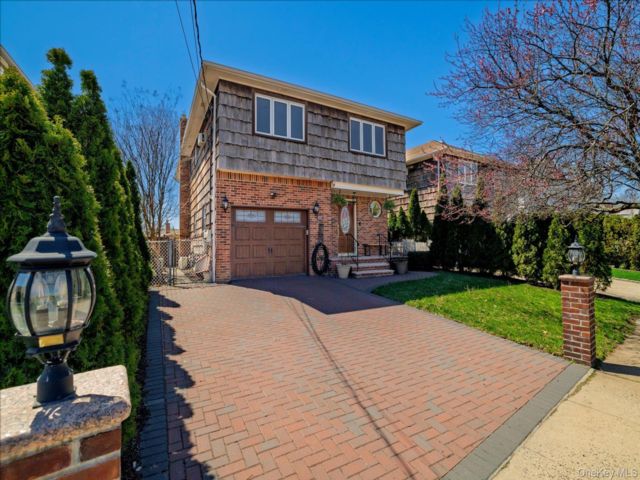  4 BR,  3.00 BTH &nbsp;Hi ranch style home in Floral Park