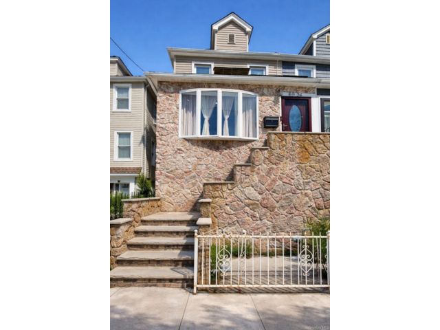  4 BR,  3.00 BTH &nbsp;Colonial style home in Arverne