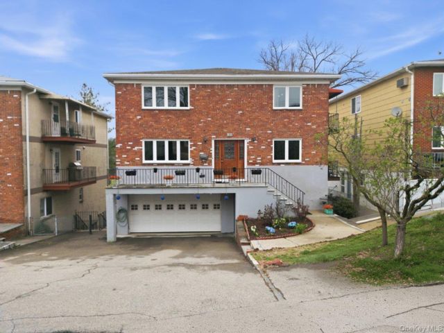  7 BR,  5.00 BTH &nbsp;Colonial style home in Yonkers