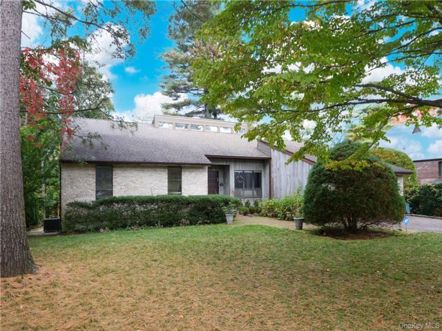  4 BR,  4.00 BTH &nbsp;Exp ranch style home in Great Neck