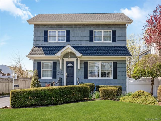  3 BR,  2.00 BTH &nbsp;Colonial style home in North Bellmore