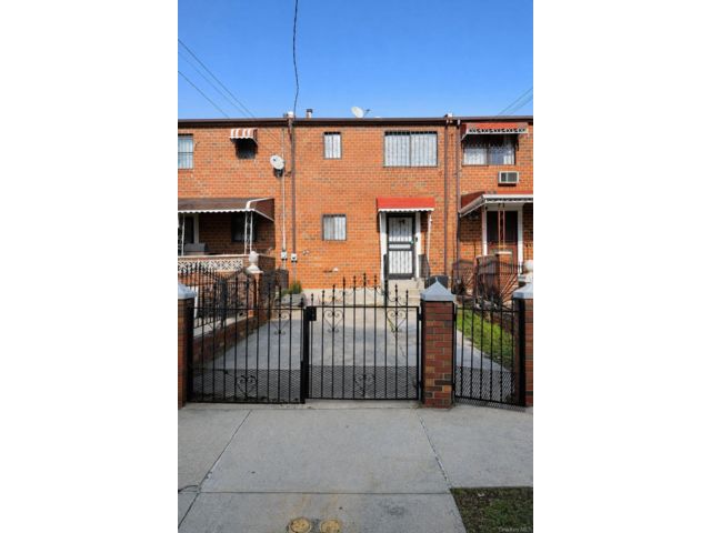  3 BR,  2.00 BTH &nbsp;House style home in Cypress Hills