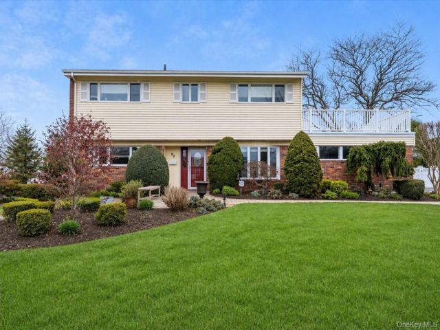  4 BR,  3.00 BTH &nbsp;Split level style home in Massapequa