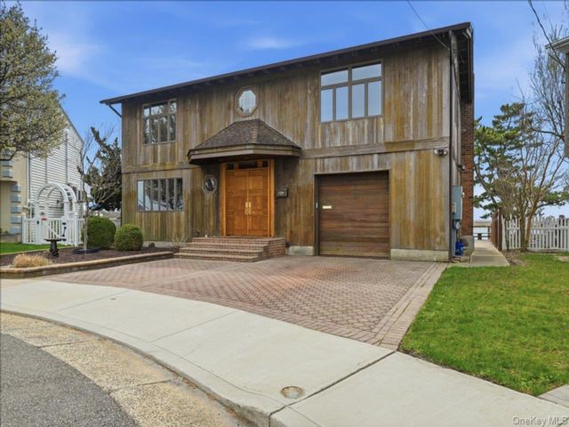  4 BR,  3.00 BTH &nbsp;Splanch style home in Freeport