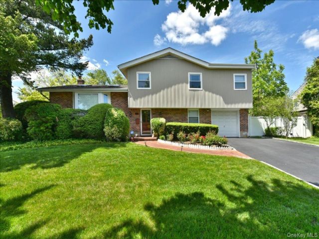  5 BR,  3.00 BTH &nbsp;Split level style home in Jericho