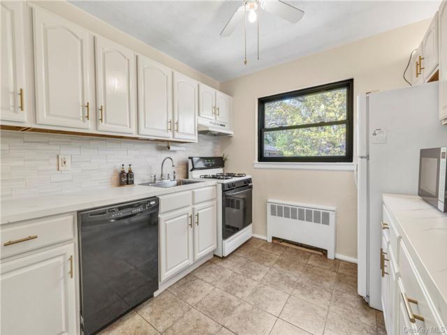  2 BR,  1.00 BTH &nbsp;Garden style home in Oakland Gardens
