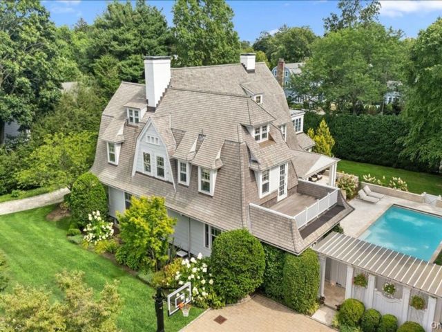  6 BR,  8.00 BTH &nbsp;Colonial style home in Larchmont