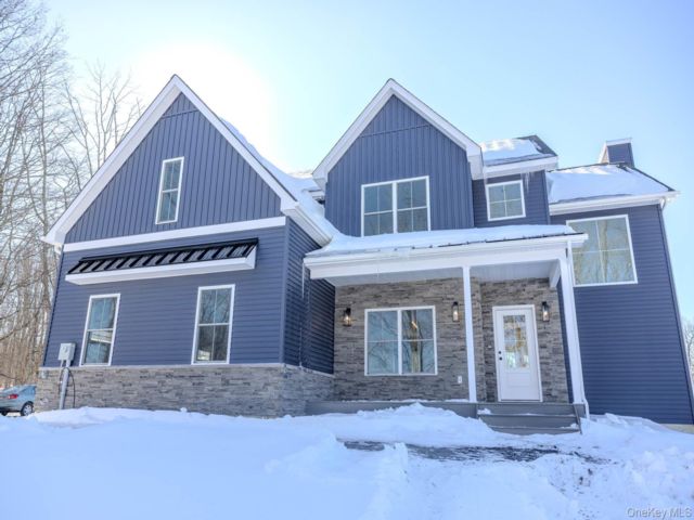  4 BR,  4.00 BTH &nbsp;Colonial style home in Slate Hill