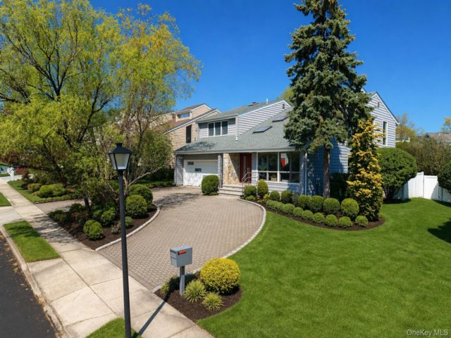  5 BR,  5.00 BTH &nbsp;Contemporary style home in Albertson