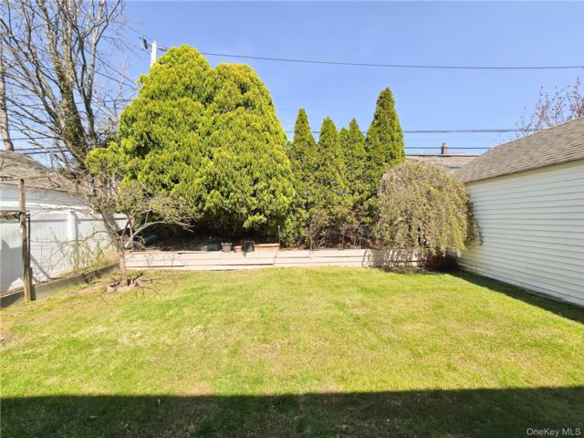  5 BR,  3.00 BTH &nbsp;Colonial style home in New Hyde Park