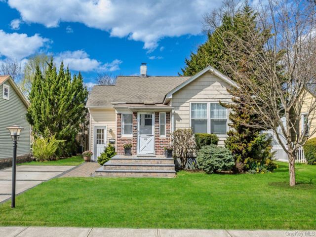  2 BR,  1.00 BTH &nbsp;Bungalow style home in Bellmore