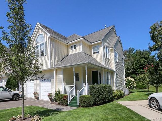  3 BR,  3.00 BTH &nbsp;Condo style home in Huntington