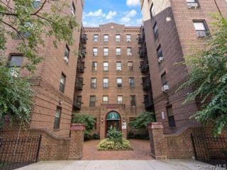  2 BR,  1.00 BTH &nbsp;Traditional style home in Jackson Heights