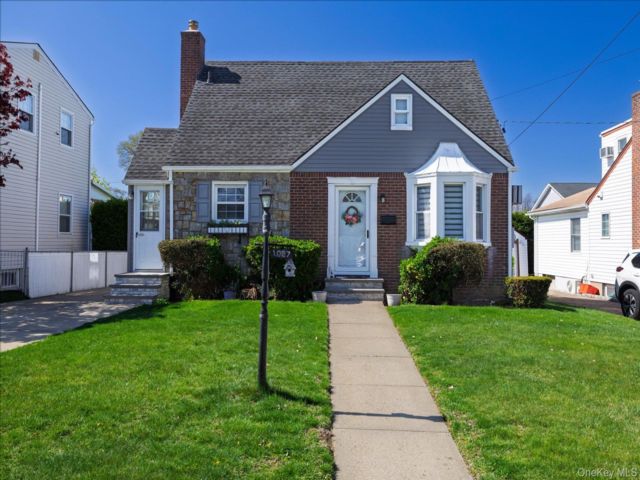  3 BR,  2.00 BTH &nbsp;Cape cod style home in Franklin Square