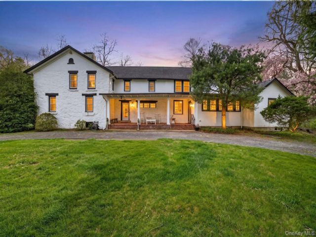  5 BR,  5.00 BTH &nbsp;Colonial style home in Cortlandt Manor