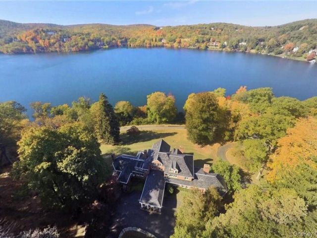  5 BR,  7.00 BTH &nbsp;Colonial style home in Tuxedo Park