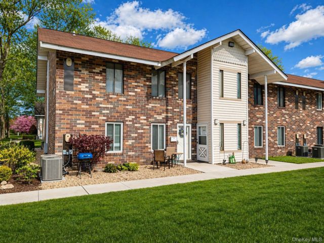  1 BR,  1.00 BTH &nbsp;Garden style home in Coram