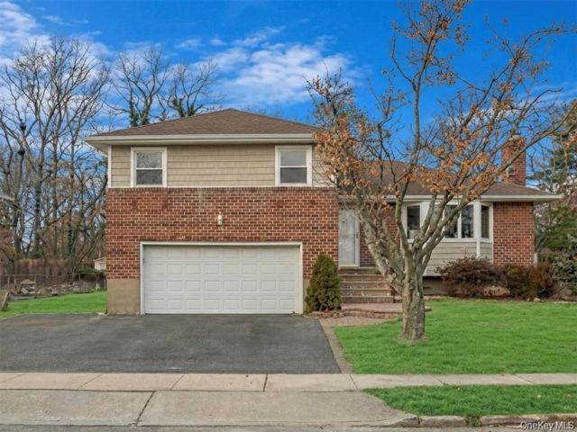  4 BR,  4.00 BTH &nbsp;Split level style home in Syosset