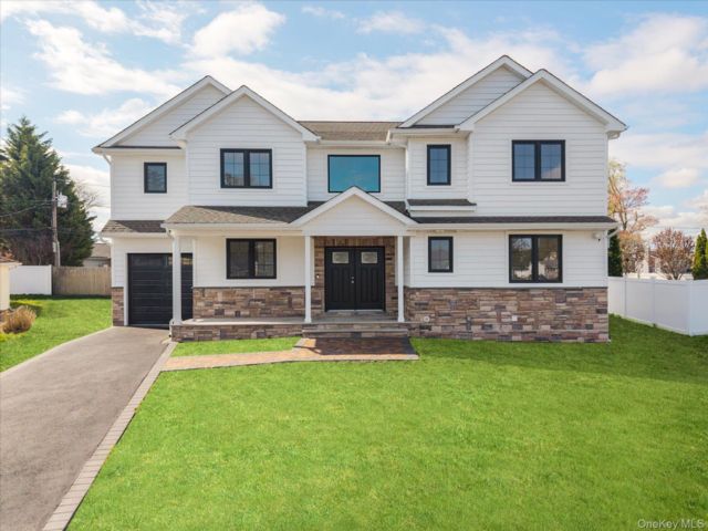  5 BR,  6.00 BTH &nbsp;Colonial style home in Plainview