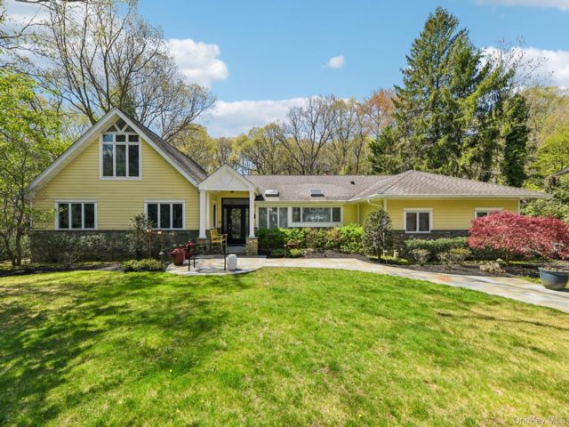  5 BR,  4.00 BTH &nbsp;Farmhouse style home in Melville