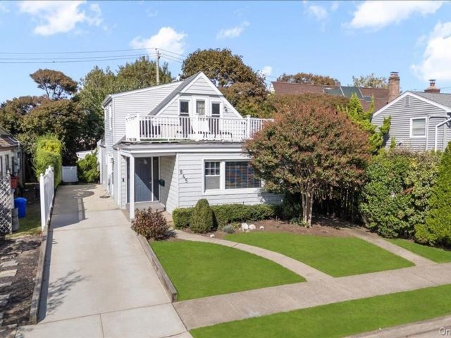  5 BR,  4.00 BTH &nbsp;Exp cape style home in Long Beach