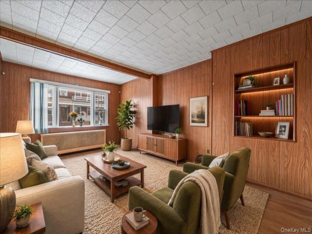  6 BR,  3.00 BTH &nbsp;House style home in Ozone Park