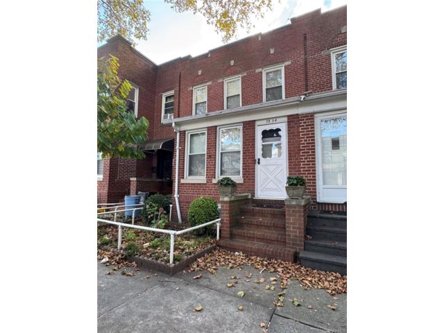  3 BR,  3.00 BTH &nbsp;Colonial style home in Glendale