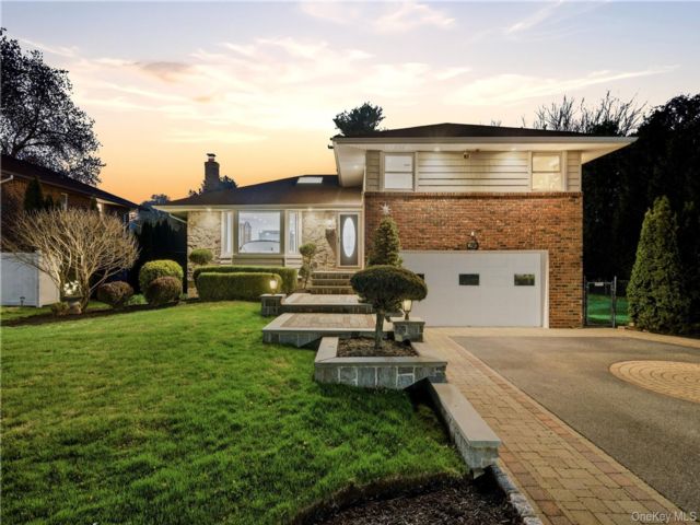  3 BR,  3.00 BTH &nbsp;Split level style home in Woodbury